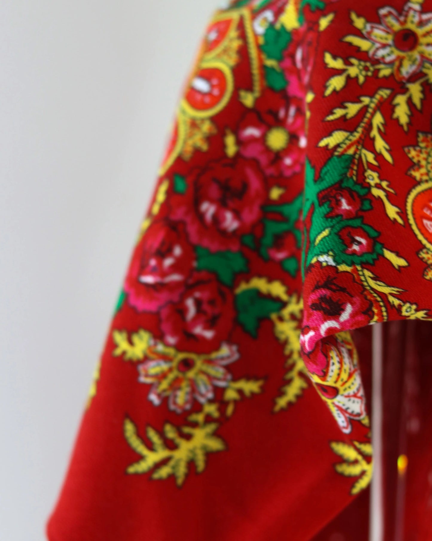 Lenço de Viana do Castelo, lenço minhoto tradicional português com franjas, símbolo do Minho e da cultura de Viana. Lenço regional original usado nas Festas da Senhora d’Agonia, no traje das mordomas e nas danças folclóricas. Lenço de Viana azul, vermelho, branco ou preto, com estampas florais e desenhos típicos do artesanato português. Acessório tradicional de Viana do Castelo, usado por mulheres e homens como símbolo de fé, amor e orgulho minhoto. Lenço cultural português. Presente ideal feito em Portugal