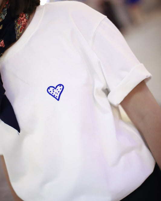 Lenço de Viana do Castelo, lenço minhoto tradicional português com franjas, símbolo do Minho e da cultura de Viana. Lenço regional original usado nas Festas da Senhora d’Agonia, no traje das mordomas e nas danças folclóricas. Lenço de Viana azul, vermelho, branco ou preto, com estampas florais e desenhos típicos do artesanato português. Acessório tradicional de Viana do Castelo, usado por mulheres e homens como símbolo de fé, amor e orgulho minhoto. Lenço cultural português. Presente ideal feito em Portugal