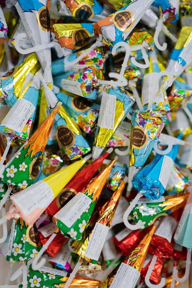 Chocolate Avianense ou Bombons Imperior, mais de um século de tradição da Avianense, unindo sabor, arte e identidade minhota num tributo à cidade de Viana do Castelo. Cada tablete de chocolate Avianenese e bombom é uma expressão de cultura, memória e doçura que resiste ao tempo.