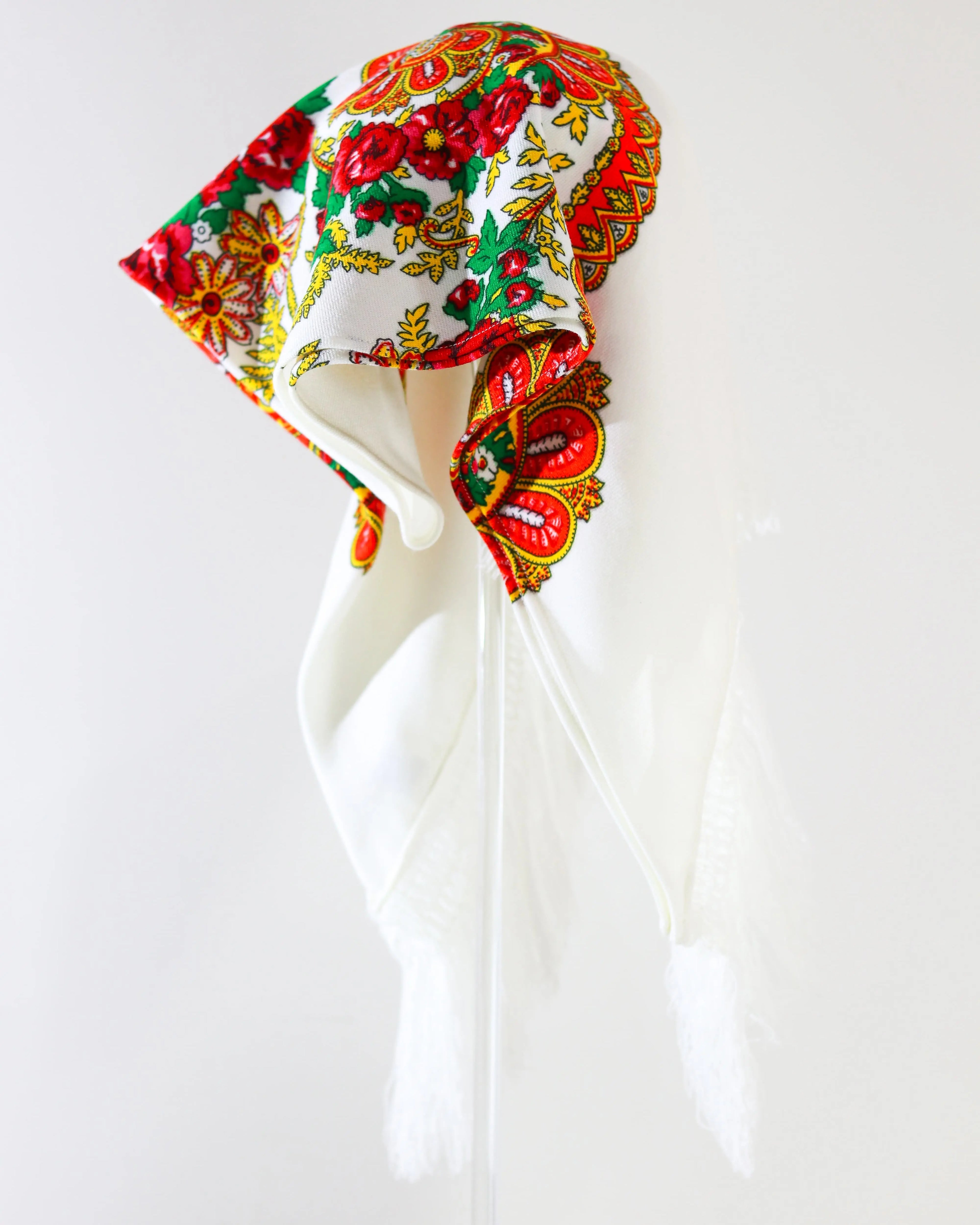 Lenço de Viana do Castelo, lenço minhoto tradicional português com franjas, símbolo do Minho e da cultura de Viana. Lenço regional original usado nas Festas da Senhora d’Agonia, no traje das mordomas e nas danças folclóricas. Lenço de Viana azul, vermelho, branco ou preto, com estampas florais e desenhos típicos do artesanato português. Acessório tradicional de Viana do Castelo, usado por mulheres e homens como símbolo de fé, amor e orgulho minhoto. Lenço cultural português. Presente ideal feito em Portugal