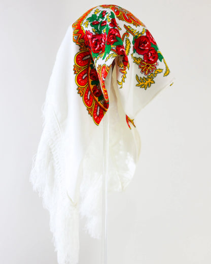 Lenço de Viana do Castelo, lenço minhoto tradicional português com franjas, símbolo do Minho e da cultura de Viana. Lenço regional original usado nas Festas da Senhora d’Agonia, no traje das mordomas e nas danças folclóricas. Lenço de Viana azul, vermelho, branco ou preto, com estampas florais e desenhos típicos do artesanato português. Acessório tradicional de Viana do Castelo, usado por mulheres e homens como símbolo de fé, amor e orgulho minhoto. Lenço cultural português. Presente ideal feito em Portugal