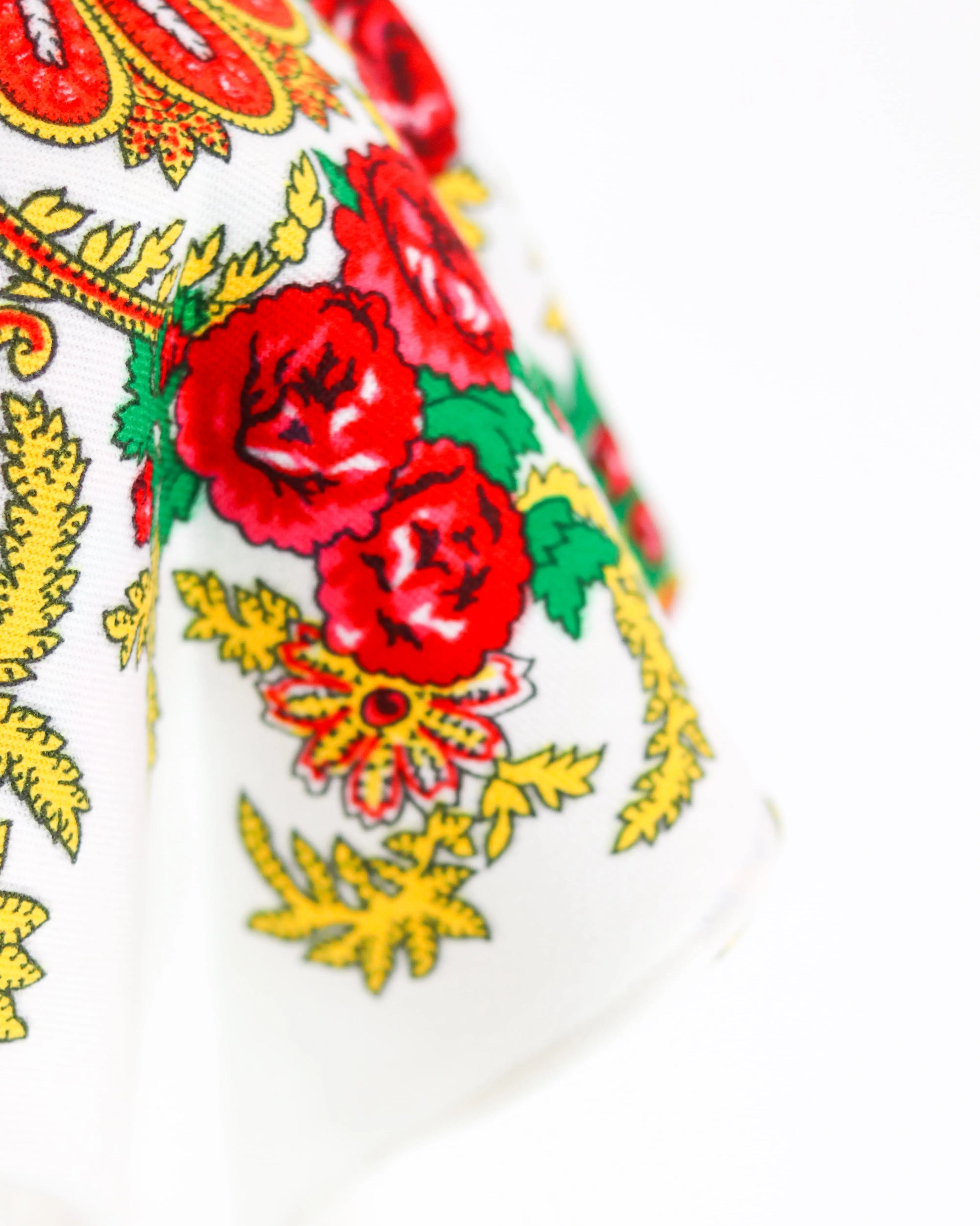 Lenço de Viana do Castelo, lenço minhoto tradicional português com franjas, símbolo do Minho e da cultura de Viana. Lenço regional original usado nas Festas da Senhora d’Agonia, no traje das mordomas e nas danças folclóricas. Lenço de Viana azul, vermelho, branco ou preto, com estampas florais e desenhos típicos do artesanato português. Acessório tradicional de Viana do Castelo, usado por mulheres e homens como símbolo de fé, amor e orgulho minhoto. Lenço cultural português. Presente ideal feito em Portugal