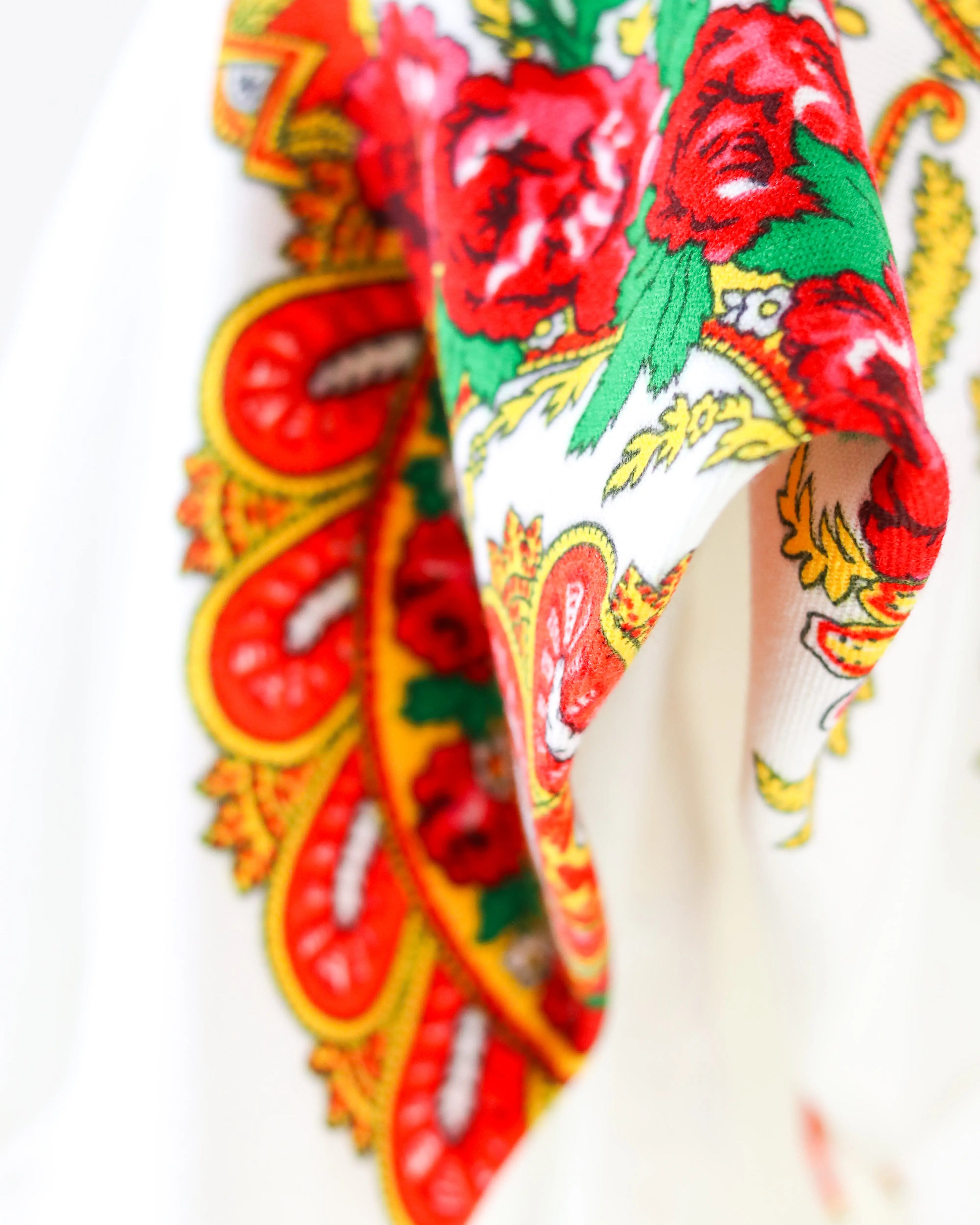 Lenço de Viana do Castelo, lenço minhoto tradicional português com franjas, símbolo do Minho e da cultura de Viana. Lenço regional original usado nas Festas da Senhora d’Agonia, no traje das mordomas e nas danças folclóricas. Lenço de Viana azul, vermelho, branco ou preto, com estampas florais e desenhos típicos do artesanato português. Acessório tradicional de Viana do Castelo, usado por mulheres e homens como símbolo de fé, amor e orgulho minhoto. Lenço cultural português. Presente ideal feito em Portugal