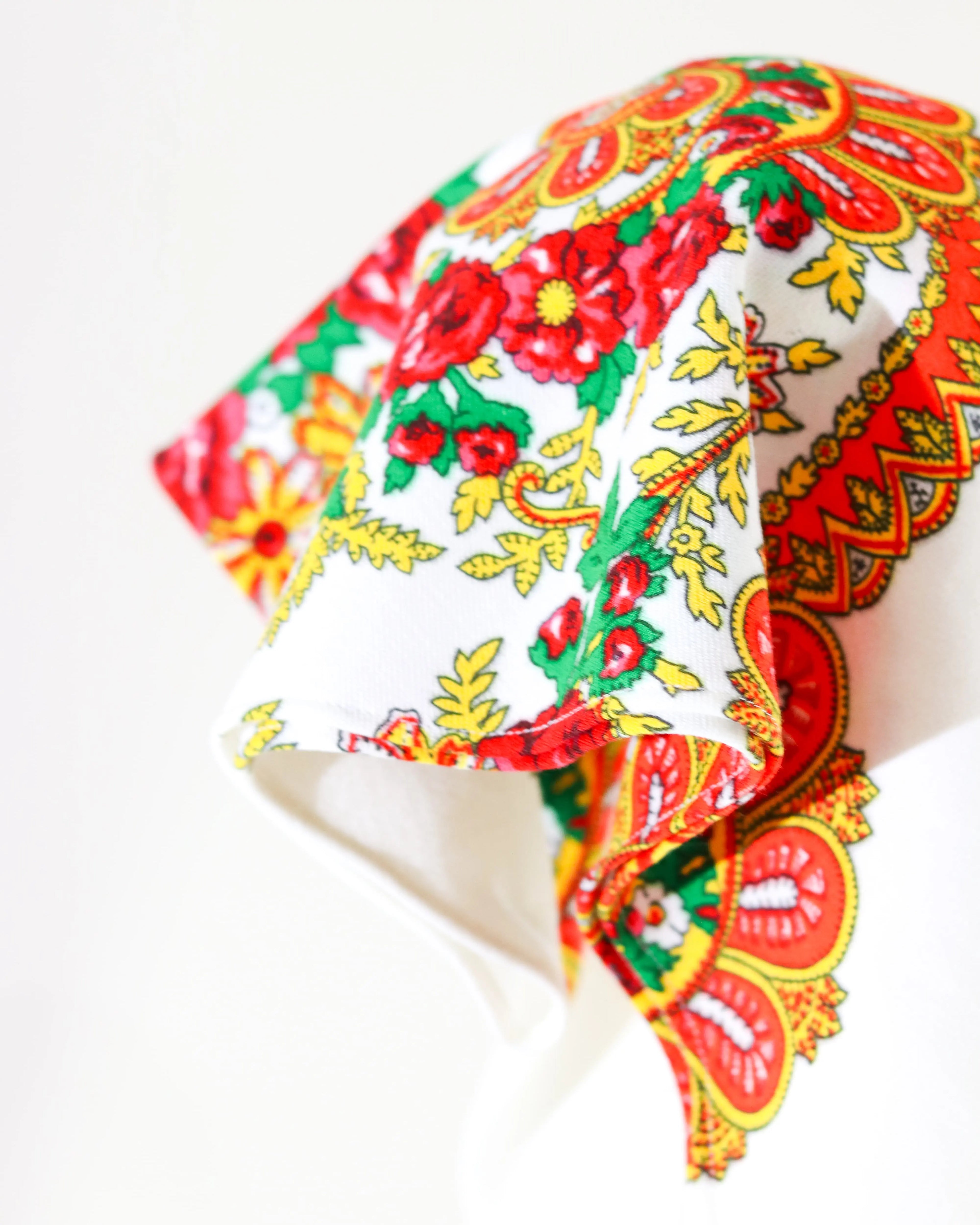 Lenço de Viana do Castelo, lenço minhoto tradicional português com franjas, símbolo do Minho e da cultura de Viana. Lenço regional original usado nas Festas da Senhora d’Agonia, no traje das mordomas e nas danças folclóricas. Lenço de Viana azul, vermelho, branco ou preto, com estampas florais e desenhos típicos do artesanato português. Acessório tradicional de Viana do Castelo, usado por mulheres e homens como símbolo de fé, amor e orgulho minhoto. Lenço cultural português. Presente ideal feito em Portugal