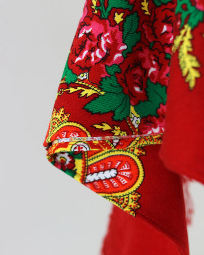 Lenço de Viana do Castelo, lenço minhoto tradicional português com franjas, símbolo do Minho e da cultura de Viana. Lenço regional original usado nas Festas da Senhora d’Agonia, no traje das mordomas e nas danças folclóricas. Lenço de Viana azul, vermelho, branco ou preto, com estampas florais e desenhos típicos do artesanato português. Acessório tradicional de Viana do Castelo, usado por mulheres e homens como símbolo de fé, amor e orgulho minhoto. Lenço cultural português. Presente ideal feito em Portugal